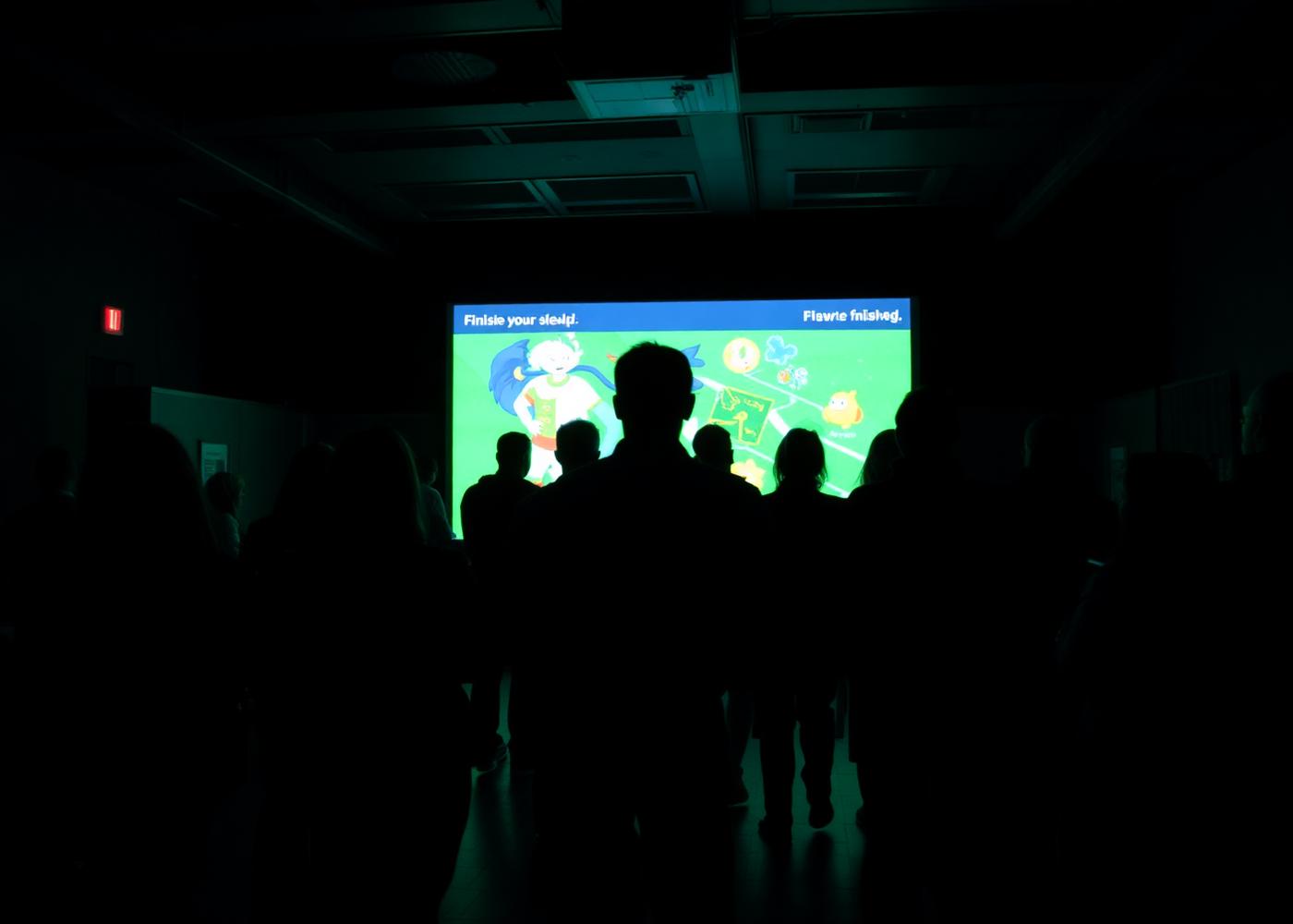 Des participants se relaient devant le terrain de jeu pendant l'animation