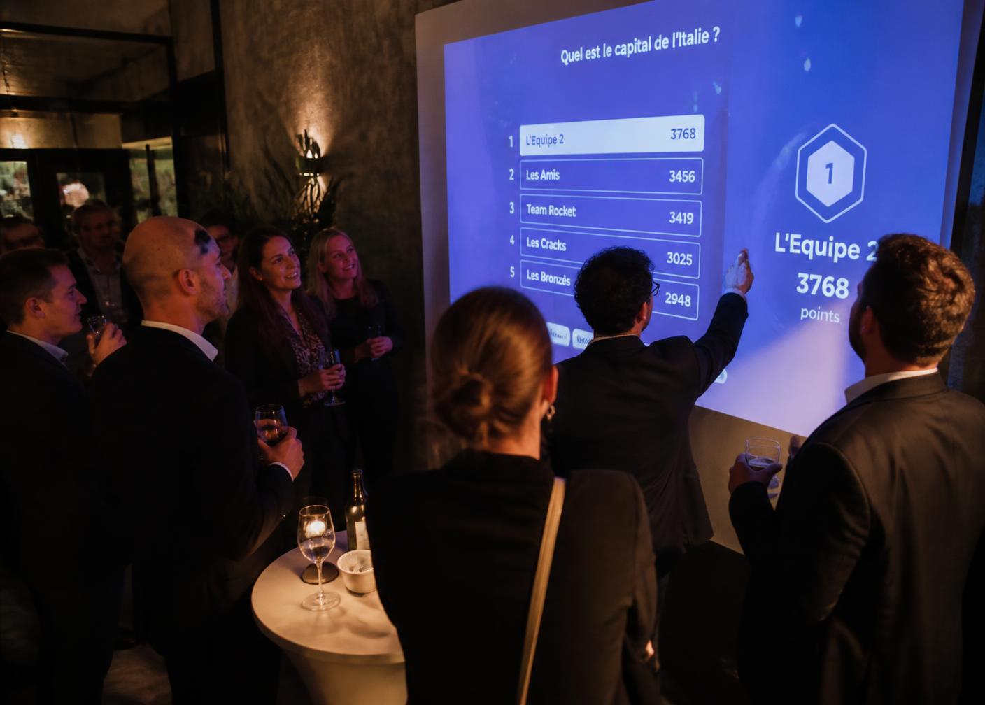 Invités autour d'une animation interactive pendant un cocktail