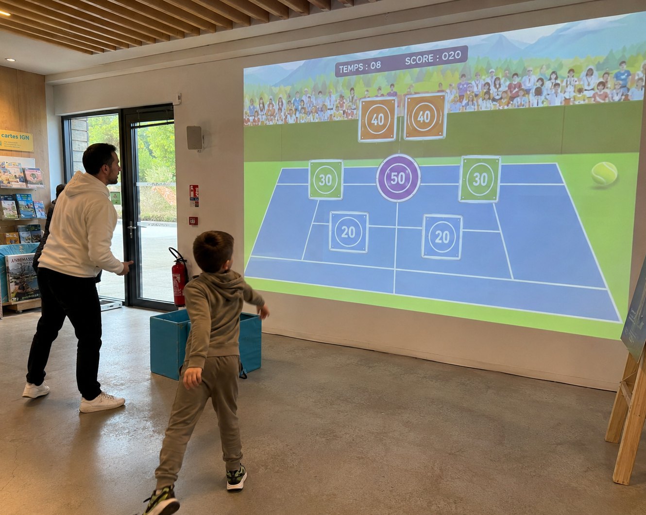 Trois générations d'une même famille applaudissent pendant une animation en salle